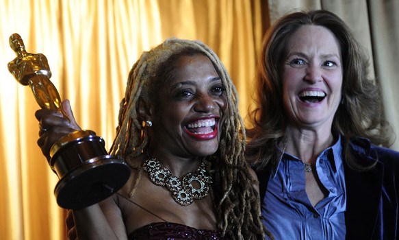 New York nurse Vida Simmons poses with the Oscar statuette with Leo during the opening day of 'Meet the Oscars.'