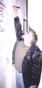 Montesano signs the wall backstage at the Nederlander Theatre early in  the show's run.