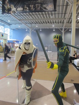 Phil Draper, dressed as Taskmaster, and Billy Morris, as Kick-Ass, came separately, but posed for several pictures together.
