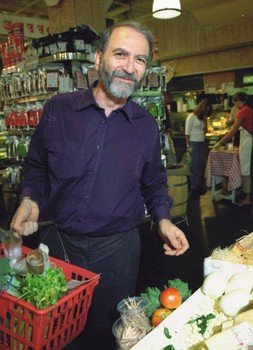 Leonard food shopping. (2001)