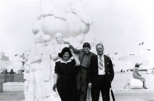 Ginsberg with his mother Naomi (left) and his father, Louis (right) at the World's Fair in 1940.