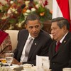 President Barack Obama speaks with Indonesian President Susilo Bambang Yudhoyono during a state dinner at the State Palace Complex Istana Merdeka in Jakarta on November 9, 2010.