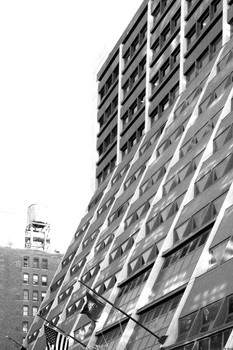 Originally Westyard Distribution Center, Tenth Ave. bet. W.31st and W.33rd Sts. E side (aka 450 West 33rd Street). 1970. Davis, Brody & Assocs. Lobby upgrade 1990, Der Scutt.