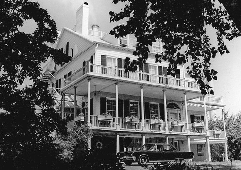 Formerly Commandant’s House Quarters A, New York Naval Shipyard, S of Evans and Little Sts. (E of Hudson Ave.) 1805-1806. Apocryphally attributed to Charles Bulfinch, associated with John McComb, Jr.