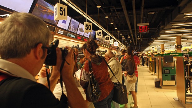 There are nearly 100 desks where customers can get help with camera gear, and most customers are enthusiastic about the service they receive. 