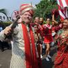 Richard Branson performs a traditional Lezim dance during a photo opportunity parade in Mumbai on October 26, 2012