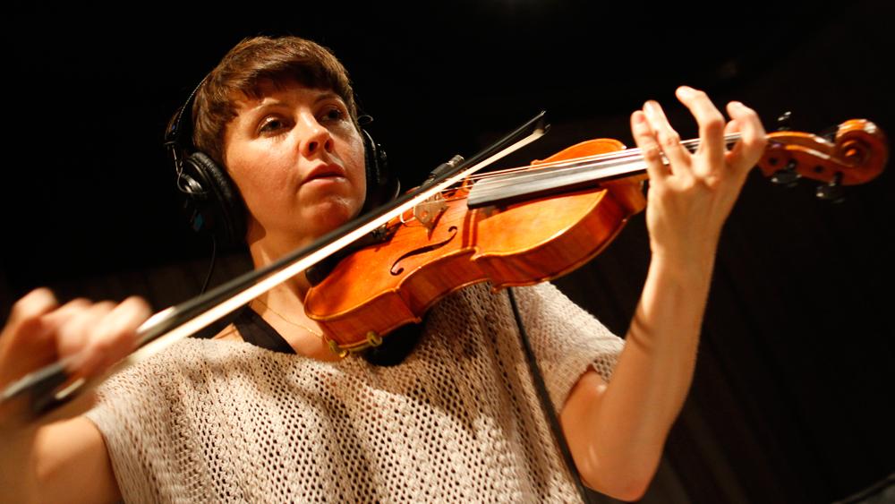 Sarah Neufeld: Immersive Layers Of Violin | Soundcheck | WNYC Studios