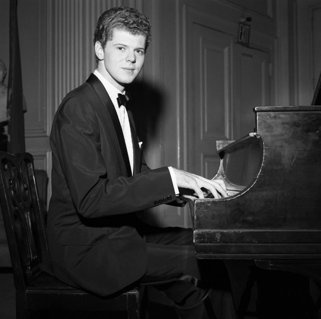 Van Cliburn's Musical Diplomacy Eases Tense U.S.Soviet Relationship