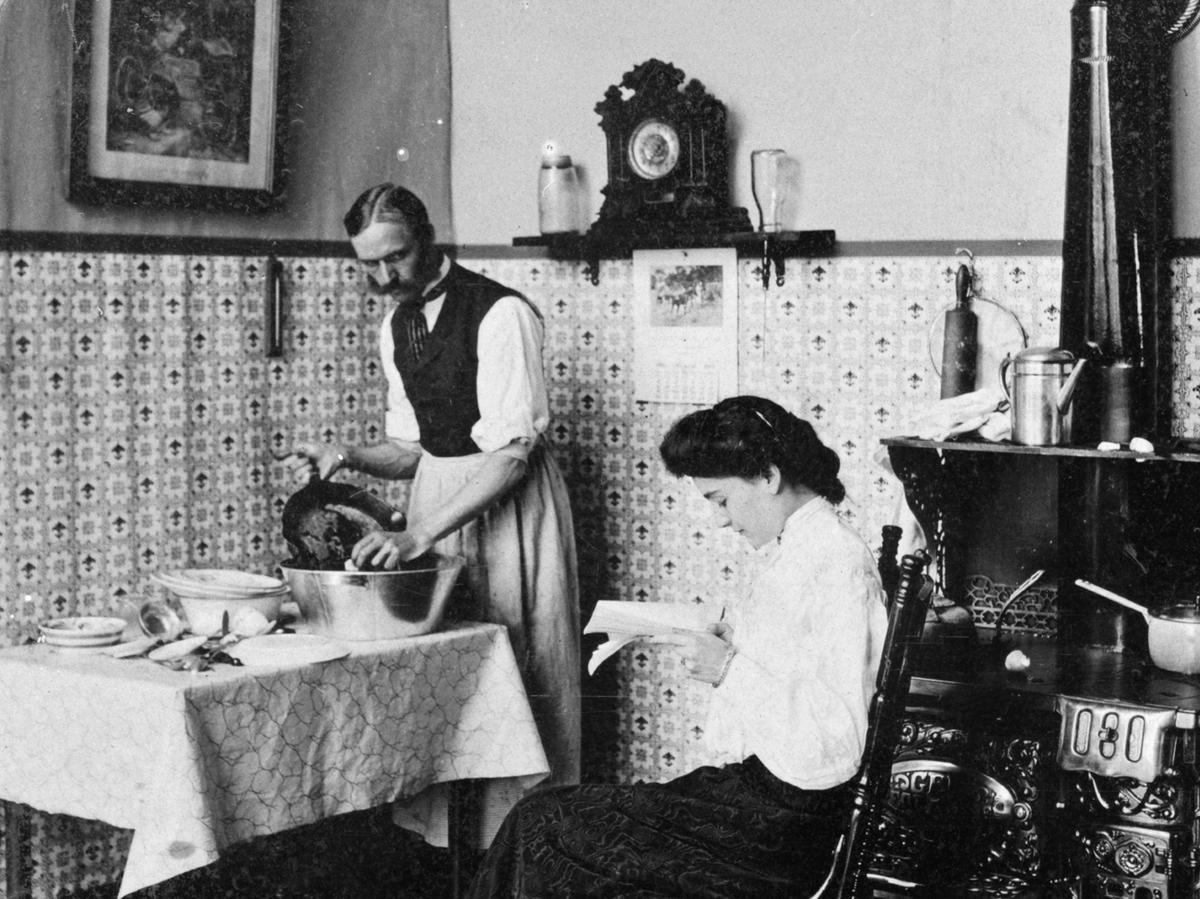 Мужчина помогает женщине мыть посуду ретро фото. Мыть посуду песня