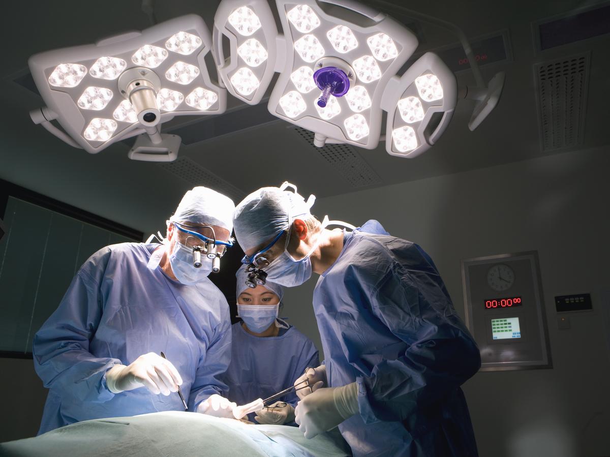 Operating theatres. Врачи трансплантологи. Гепатобилиарный хирург--трансплантолог лого.