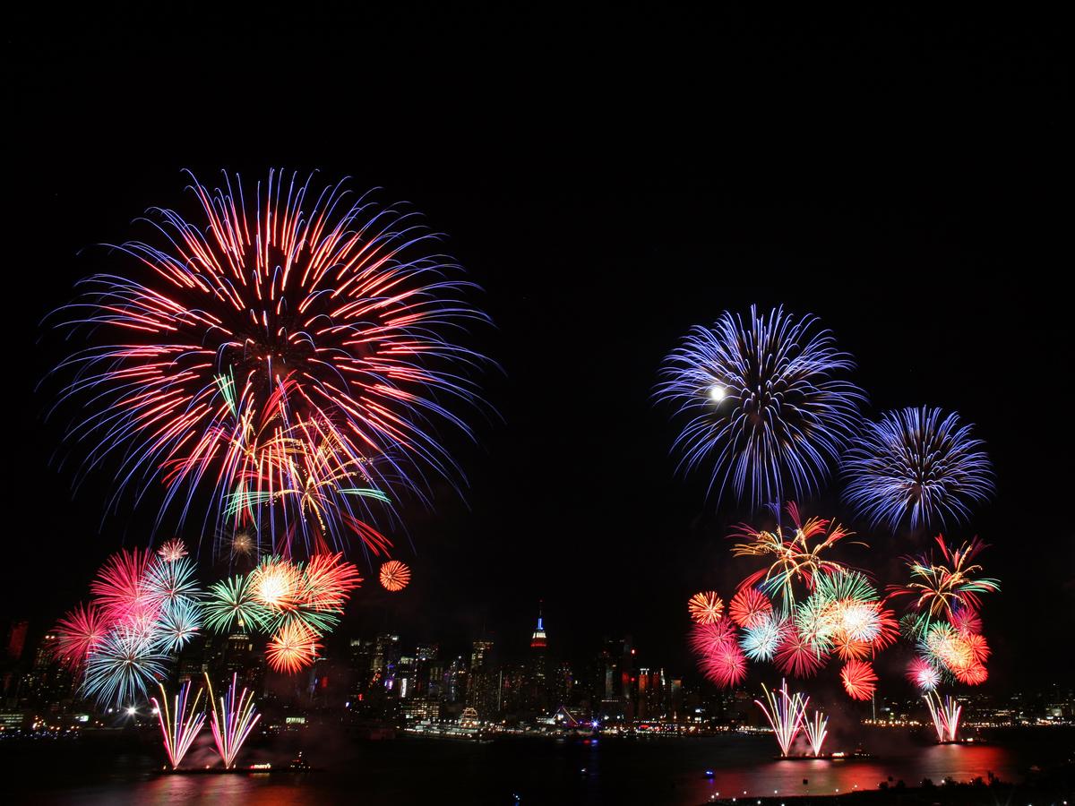 Trade firework cameraman. Салют. Фейерверк в США. Салют в Америке. День независимости США.