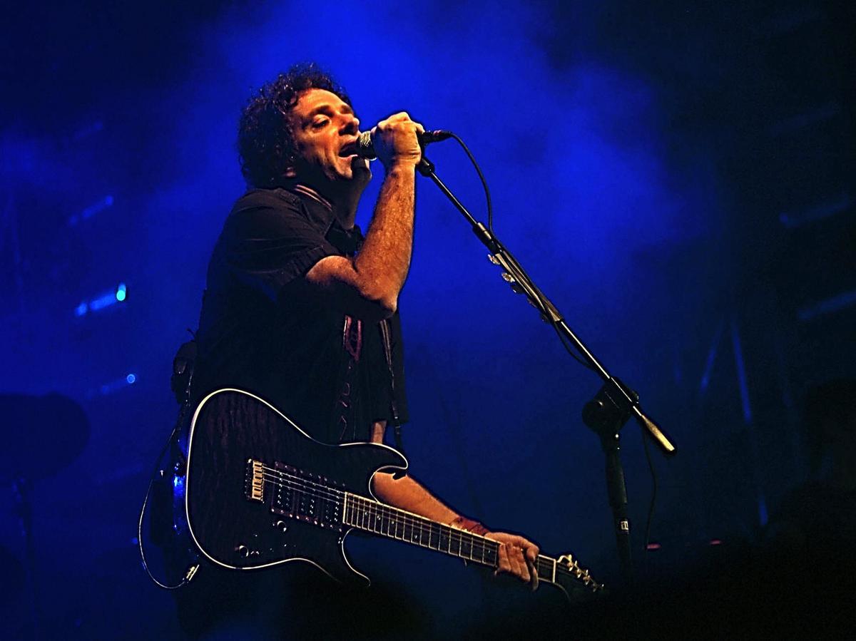 Look listen live. Look and listen. Look listen live. Веселая девушка в наушниках. Наслаждение музыкой.