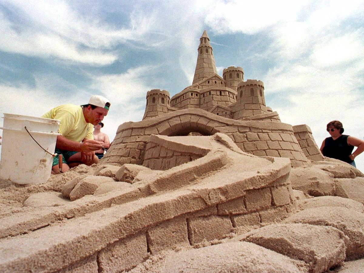 Песочный замок. Песочный замок дети. She s make a sandcastle. Замки из песка для детей. Домик из песка.