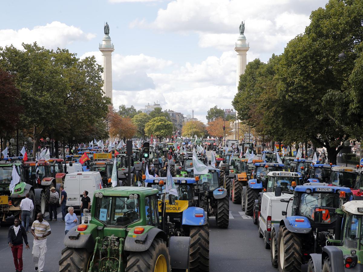 Farmers Stage Massive Tractor Protest In Paris | WNYC | New York Public ...