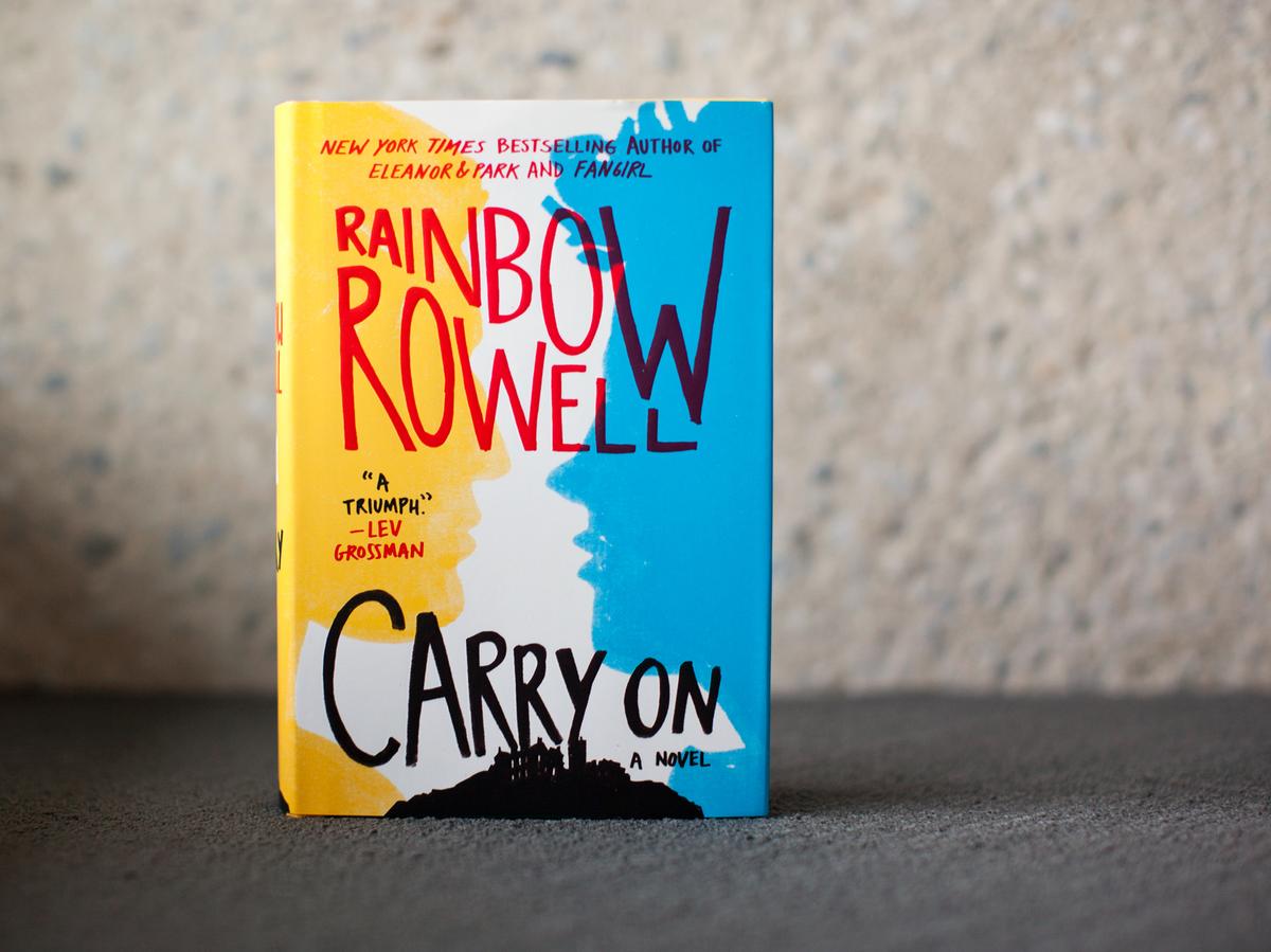 13 минут книга. Fangirl Рейнбоу Рауэлл. Rainbow Rowell. Rainbow Rowell "carry on". Фанатка книга Рейнбоу Роуэлл.