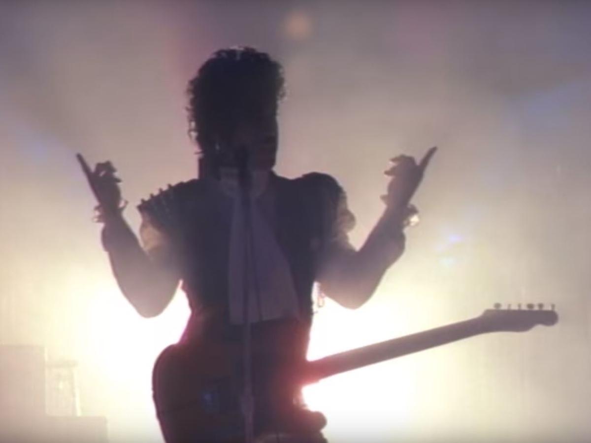 Prince and the Revolution. Prince Purple Rain Official Video. Девушки в клипе певца принца. Prince & the Revolution - Kiss. Музыка 1 з