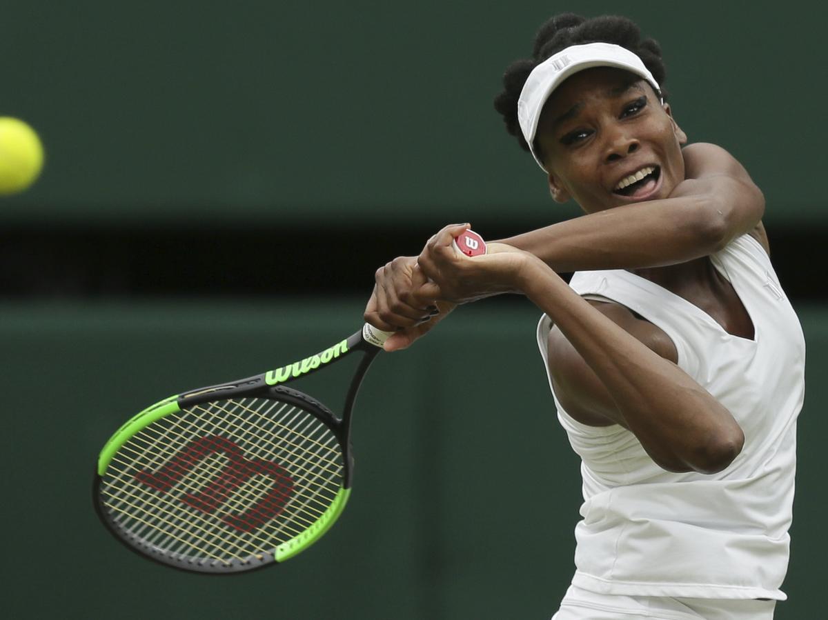 Винус и серена уильямс. Теннис винус уильям ее команда. Сестры уильямс рядом с людьми. Винус уильямс фото. Теннисистка винус уильямс.