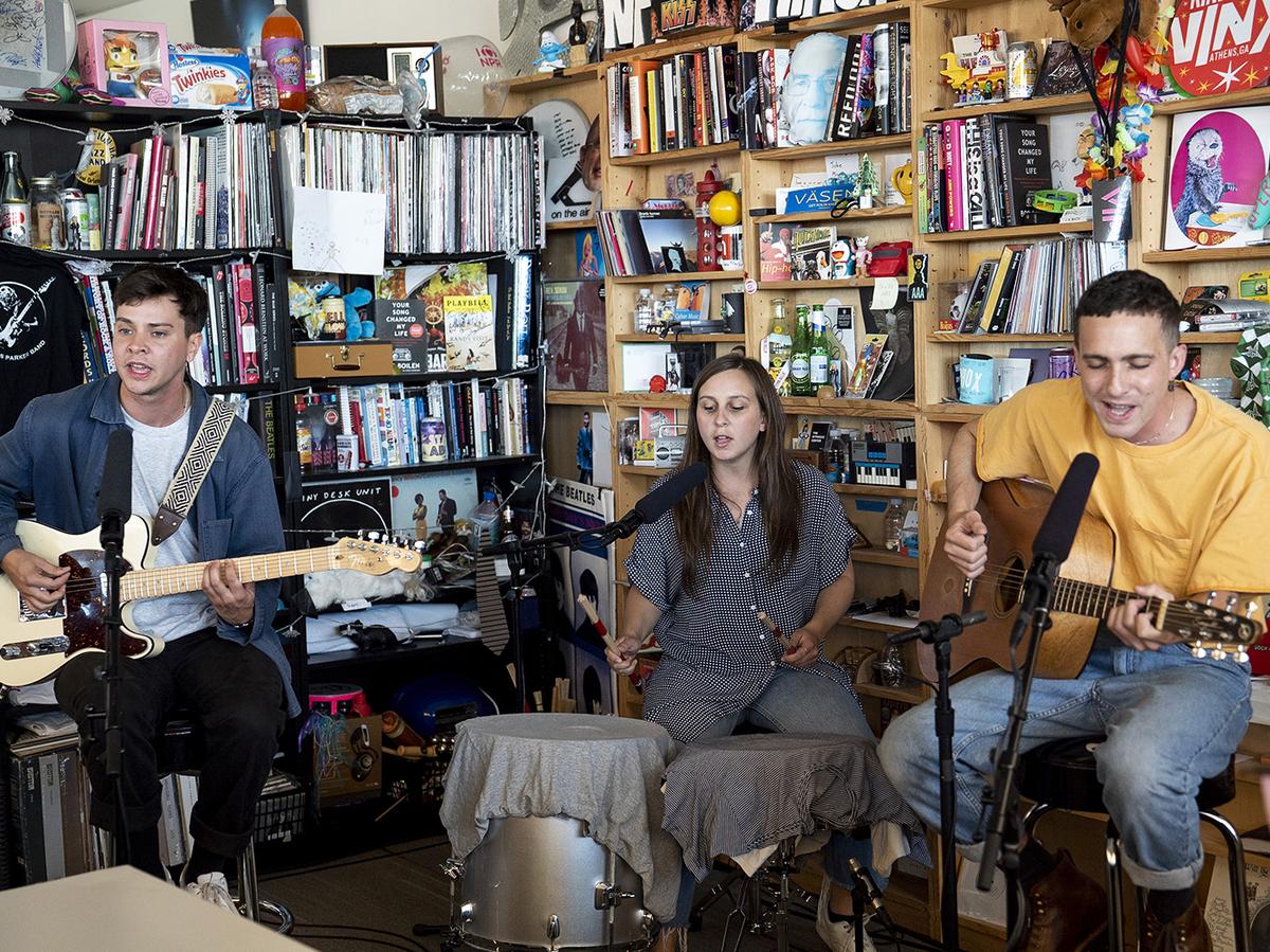 Desk concert. @��:в ютубе: Mitski: NPR Music tiny Desk Concert.