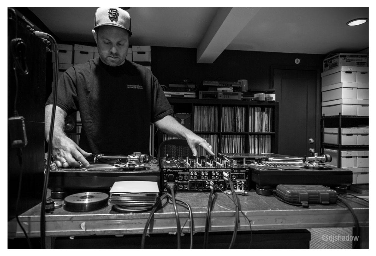 Slide sonoridade melódica dj shadow zn slowed. Unkle and DJ Shadow. Грегори Скотт звукорежиссер. DJ Shadow "Endtroducing". Студия диджея Shadow.