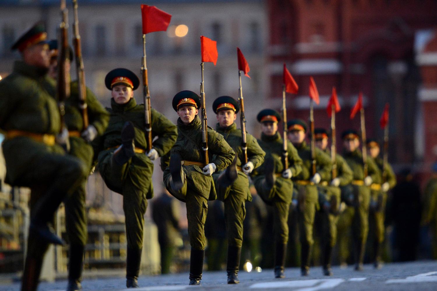Военные шагают. Военный парад. Солдаты на параде. Русские солдаты на параде. Солдаты маршируют.