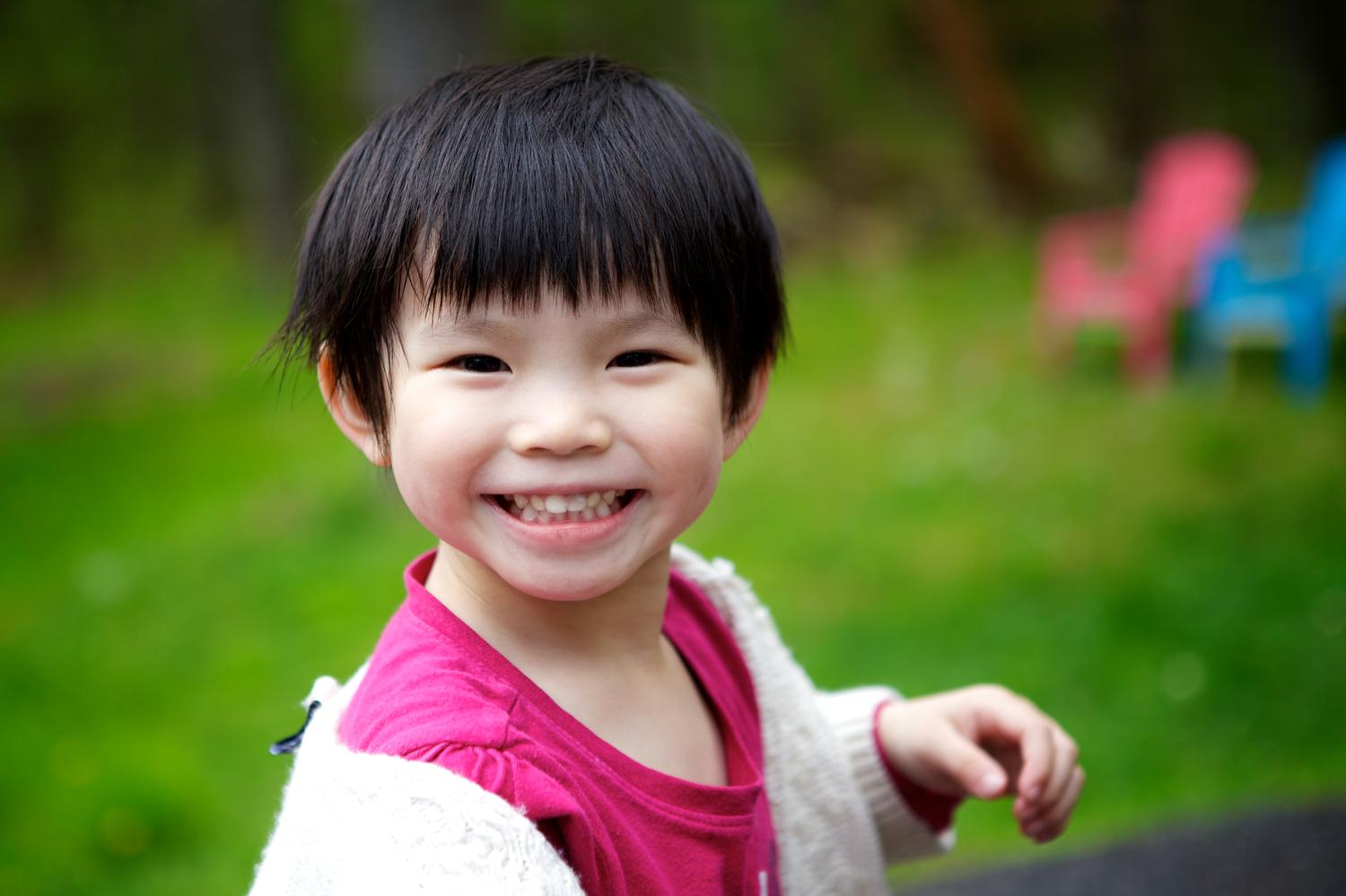 Ютуб азиаты. Счастливые дети азиаты. Дети азиаты улыбаются. Азиат улыбается. Детские стрижки азиаты.