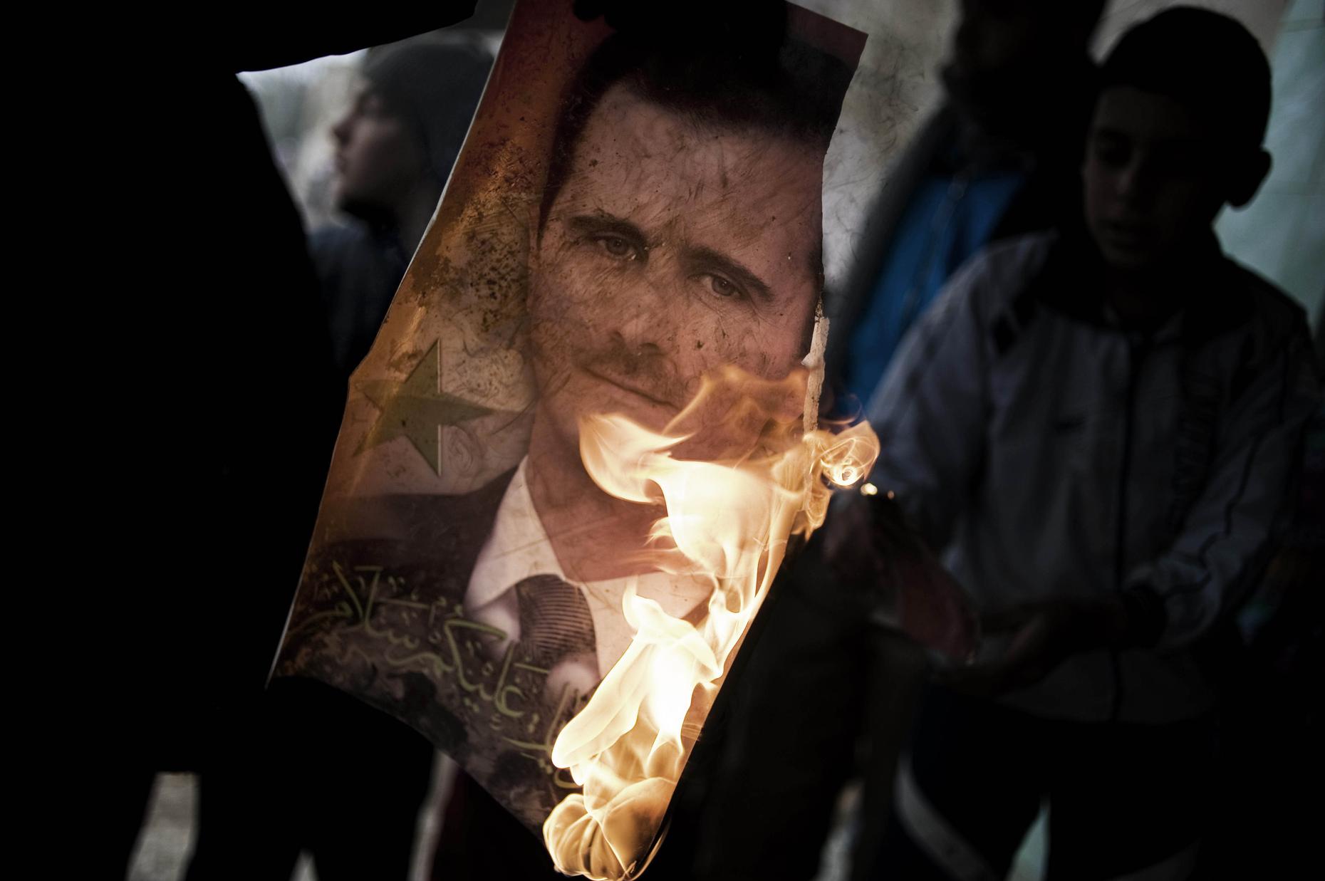 Public Relations for Dictators, Photographing Death, and More