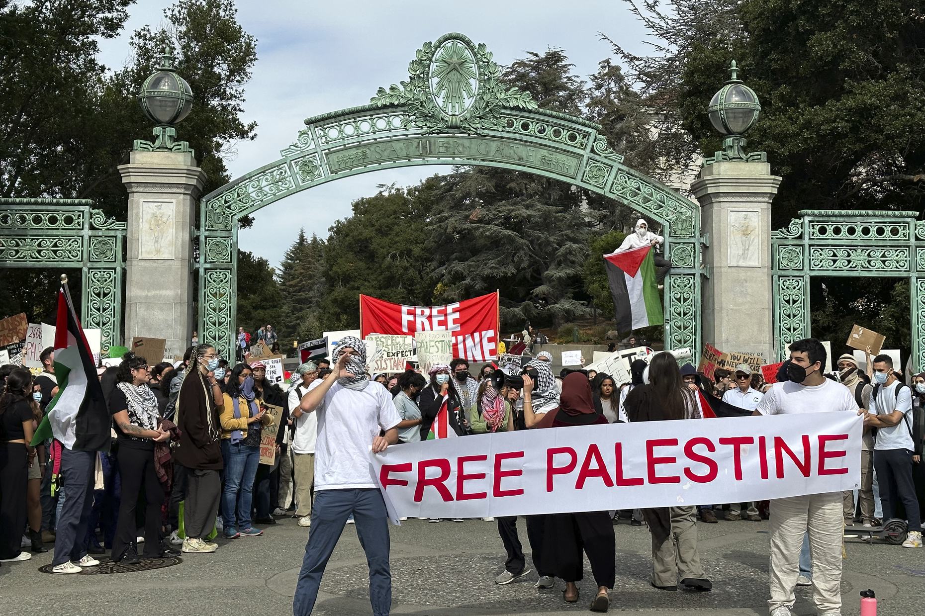 Pro-Palestinian Protesters Interrupt International Documentary Festival  Opening – Deadline