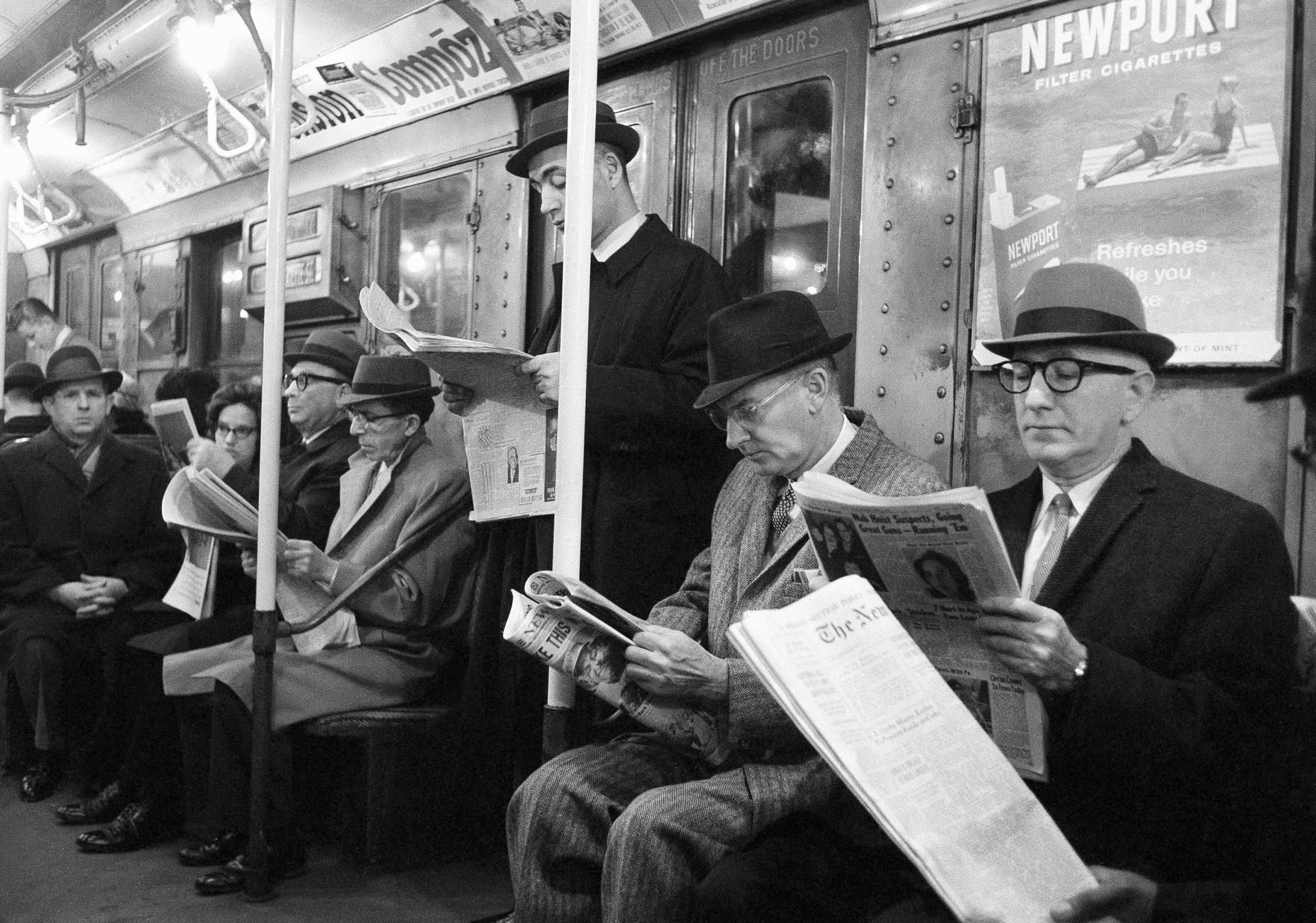 Читать книги 20 века. Человек с газетой. Люди с газетами 20 век. Люди с газетами в метро. Читатели газет в Америке.