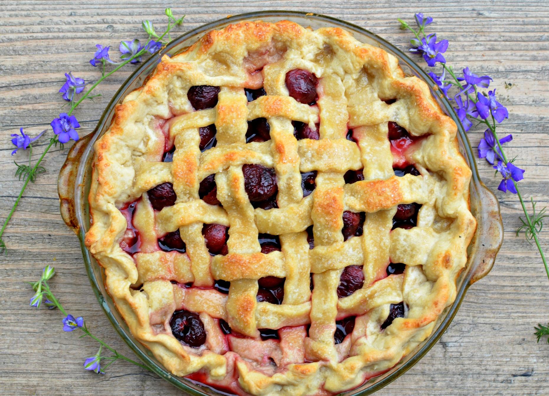 Summer pie. Кростата с брусникой. Фон пирог домашний. Стефани пироги. Vegan Cherry pie.