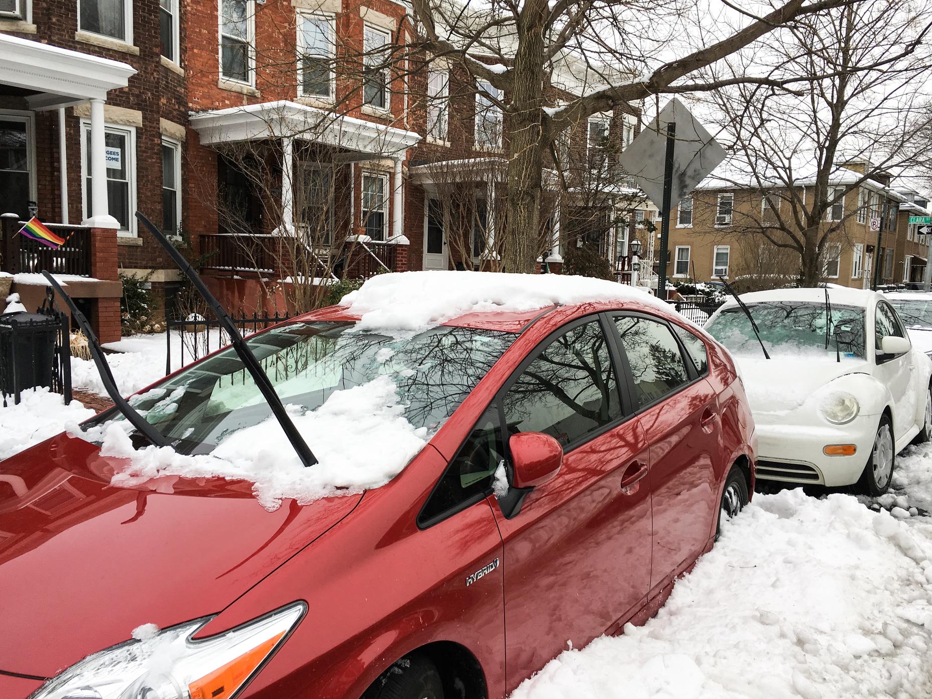 Should you leave windshield wipers up for snow/ice?