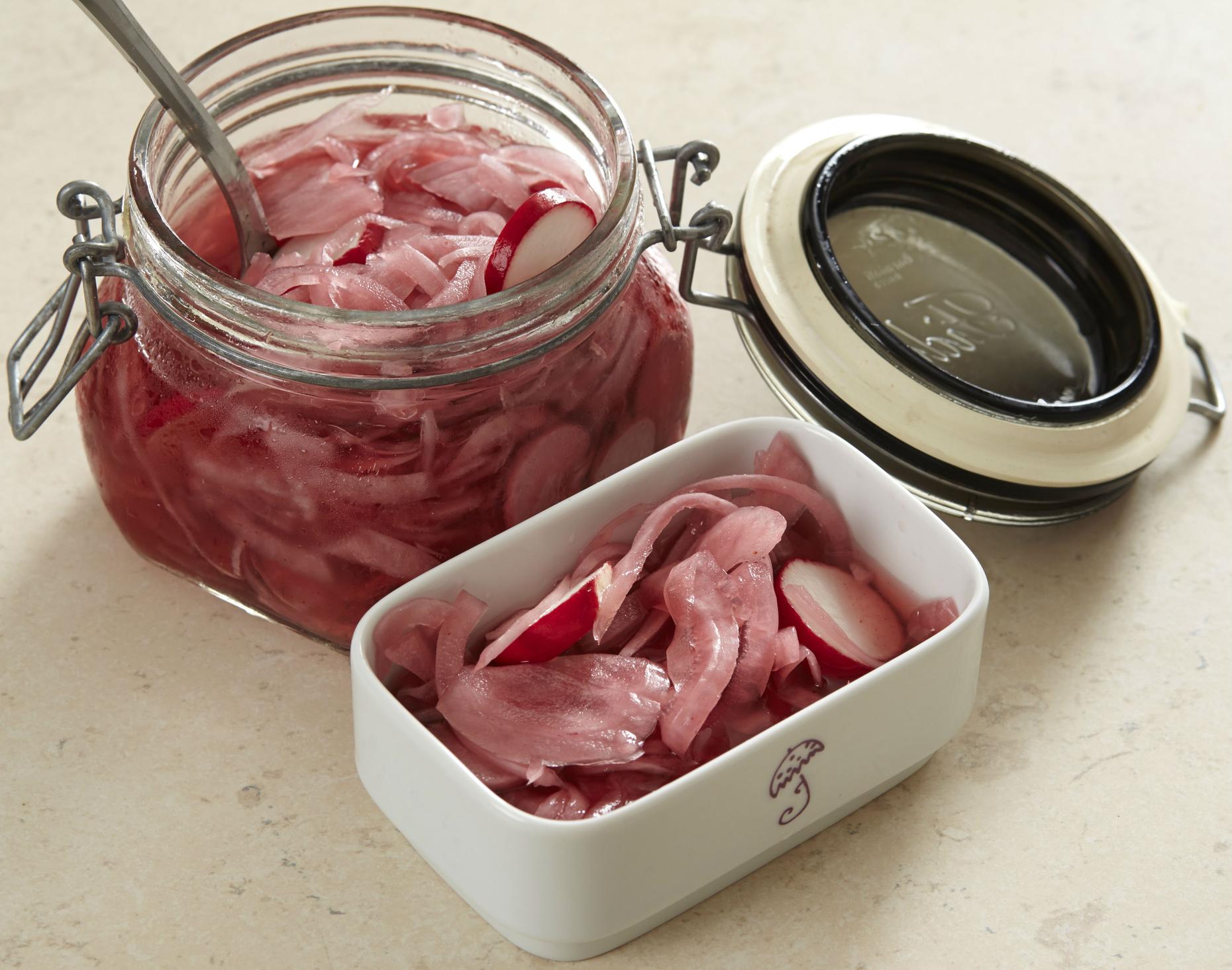 Pickled red onion ⋆ MeCooks Blog