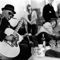 UNITED KINGDOM - JANUARY 01: KEELE FOLK FESTIVAL Photo of Rev Gary DAVIS, Reverend Gary Davis performing on stage (Photo by Brian Shuel/Redferns)