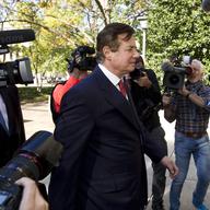 Paul Manafort accompanied by his lawyers, arrives at Federal Court, in Washington, Thursday, Nov. 2, 2017.