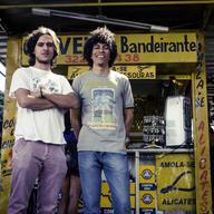 Founding members Fernando Almeida and Benke Ferraz recorded their first album “As Plantas que Curam” (“the plants that heal”) while still in high school, living with their parents in Goiânia.