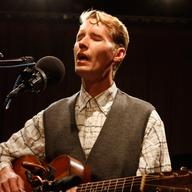 Tom Brosseau performs in the Soundcheck studio.