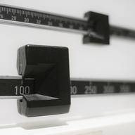 A close shot of a beam scale rest on the number 100