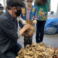 Girl Scouts prepare meal packs for asylum seekers.