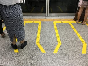 Passengers follow the subway floor guide for where to stand on the platform at the airport.
