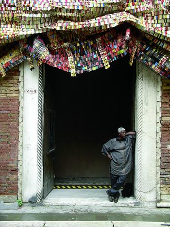 El Anatsui with Fresh and Fading Memories, Palazzo Fortuny, Venice, 2007. Photo by Susan Vogel.