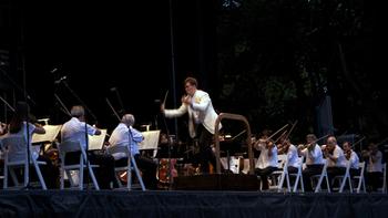 Alan Gilbert leads the orchestra in Tchaikovsky's Symphony No. 4.