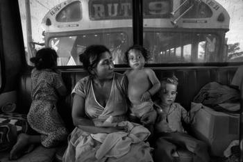 Donna De Cesare. El Salvador / Honduras border, El Poy, El Salvador, 1988.