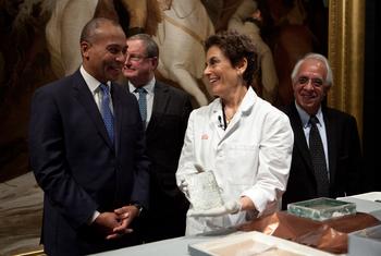  Massachusetts Gov. Deval Patrick (L) speaks with Pam Hatchfield as she displays a silver plaque inscribed by Paul Revere.