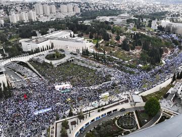 Tens of thousands Israelis protest against Prime Minister Benjamin Netanyahu's judicial overhaul plan outside the parliament in Jerusalem, Monday, March 27, 2023