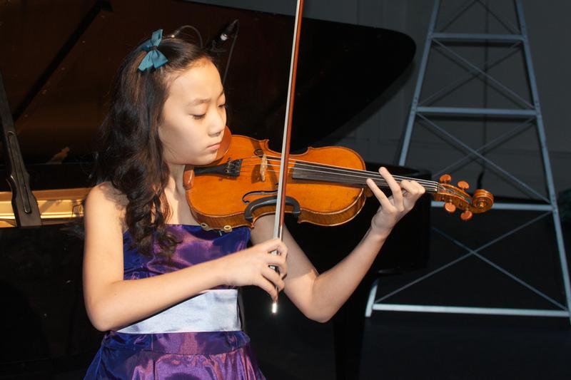 Violinist Elli Choi playing on stage