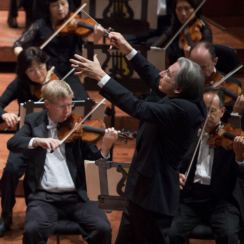 Michael Tilson Thomas leads the San Francisco Symphony