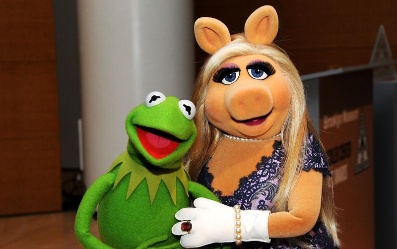 Kermit the Frog and Miss Piggy pose during the Brooklyn Museum's Sackler Center First Awards at Brooklyn Museum on June 4, 2015 in New York City. 