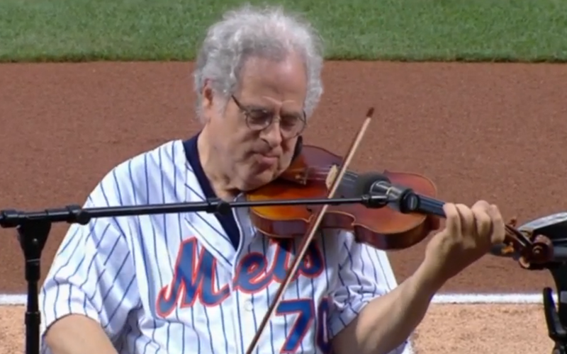 Itzhak Perlman performs the national anthem at Citi Field.