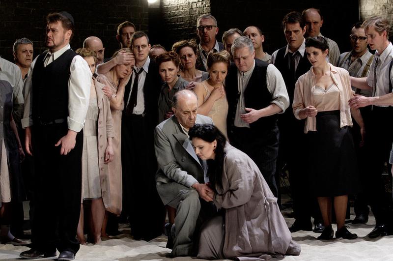 Leo Nucci as Nabucco, Dusica Bijelic as Anna, and Liudmyla Monastyrska as Abigaille in <em>Nabucco</em> at the Royal Opera House