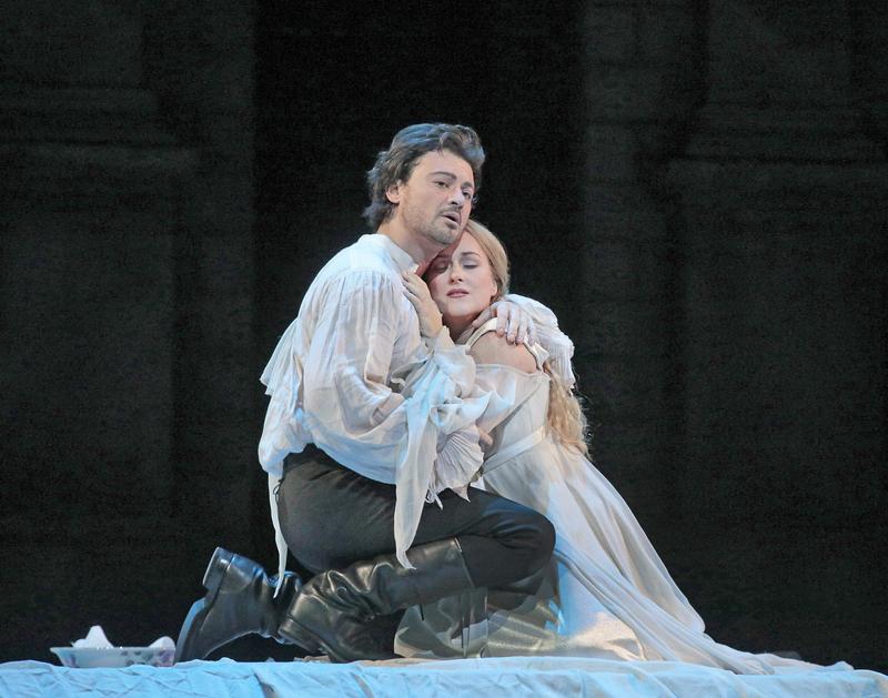 Vittorio Grigolo as Roméo and Diana Damrau as Juliette in Gounod's Roméo et Juliette. 