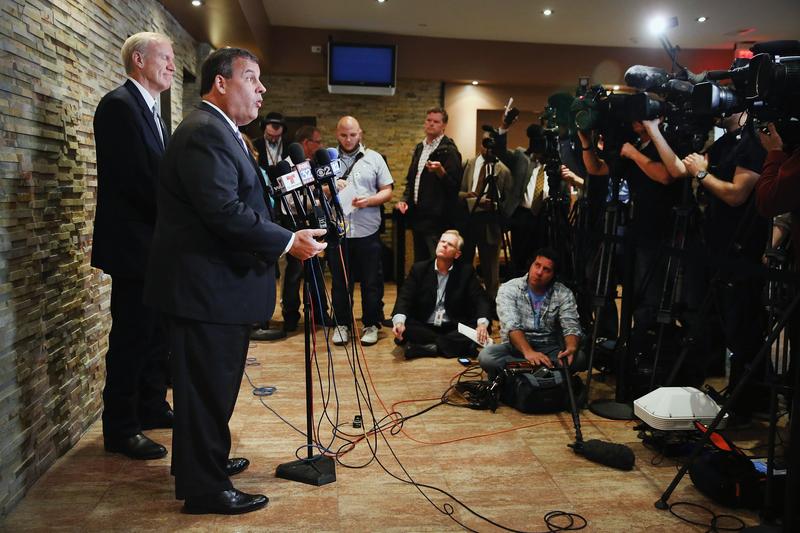 New Jersey Gov. Chris Christie (L) speaks at a press conference following a campaign event with Illinois gubernatorial candidate Bruce Rauner (R) in Chicago, Illinois. 